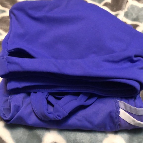 ✨2/$75 ✨ Fabletics bra & legging outfit - Picture 9 of 11